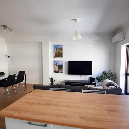 Lovely 2-bedroom - Near Center! * Брага