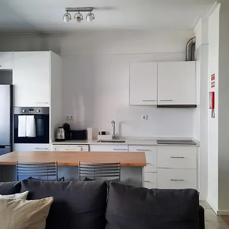 Lovely 2-bedroom - Near Center!