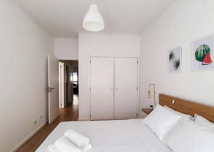 Lovely 2-bedroom - Near Center! Lägenhet