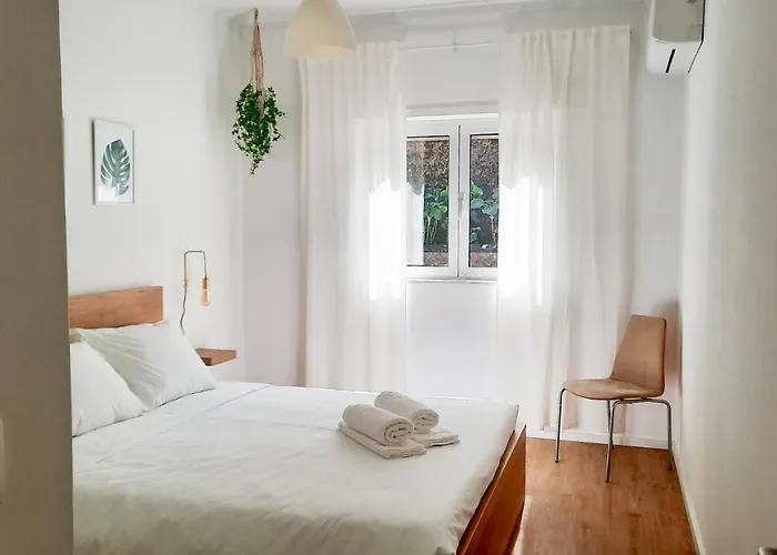 Lovely 2-bedroom - Near Center!