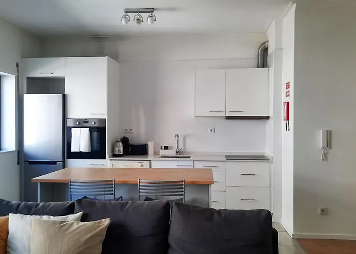 Lovely 2-bedroom - Near Center!